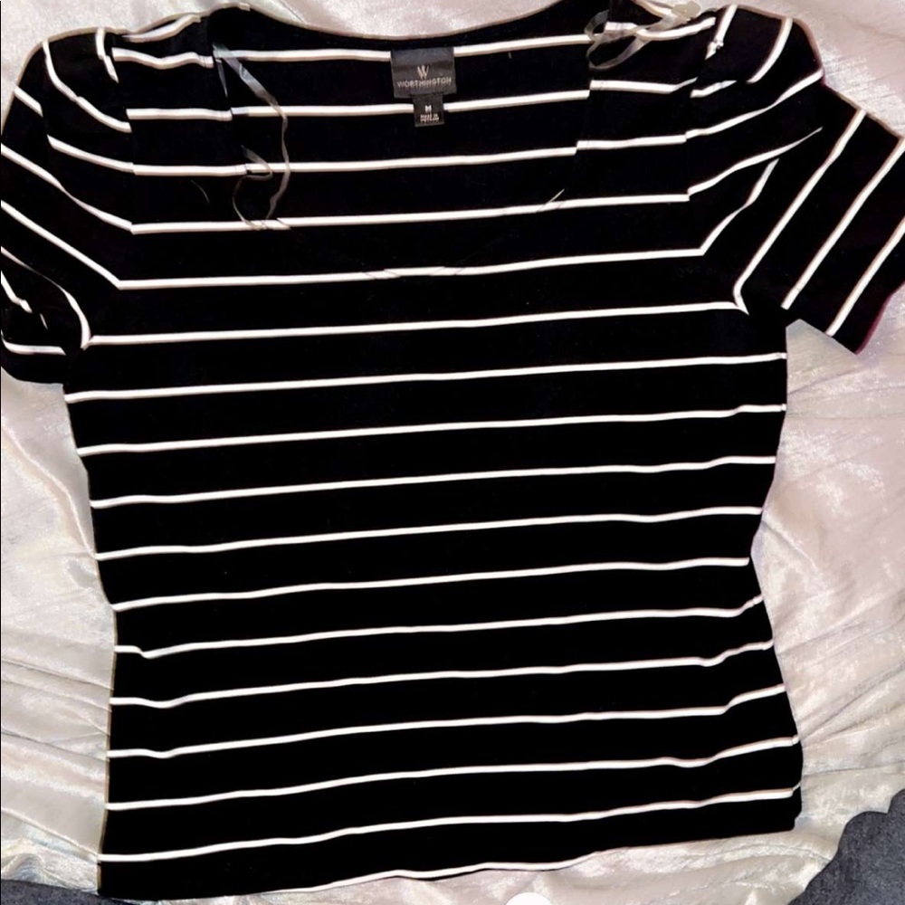 it’s from worthington, it’s a size M, & it’s black and white.